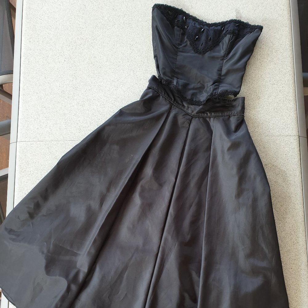 Corset and full length skirt - Picture 1 of 10